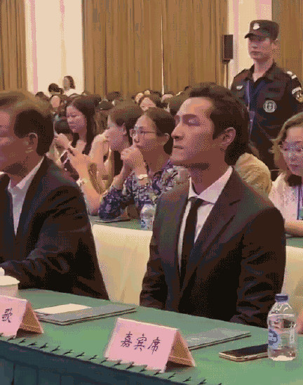 胡歌真的困了表情包